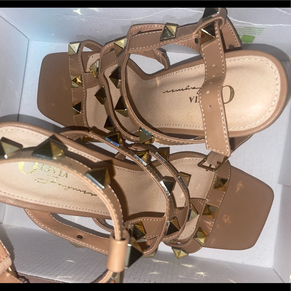 BRAND NEW WOMENS 8.5 HEELS
